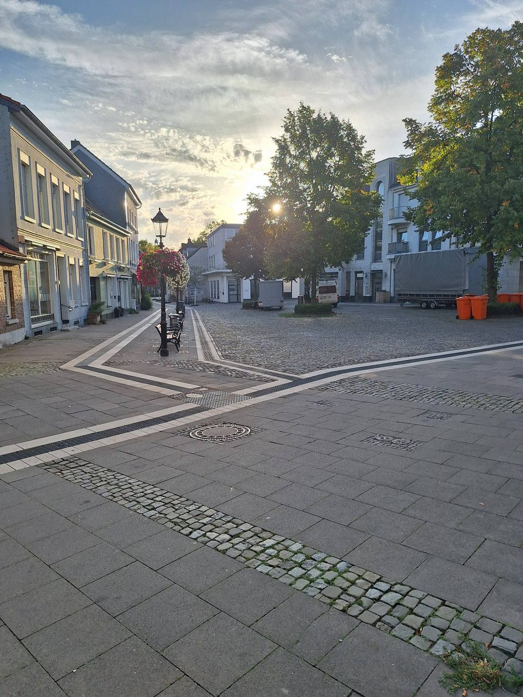 Blick über den Lindenplatz in Süchteln mit den neu verlegten taktilen Leitstreifen im Abendlicht.