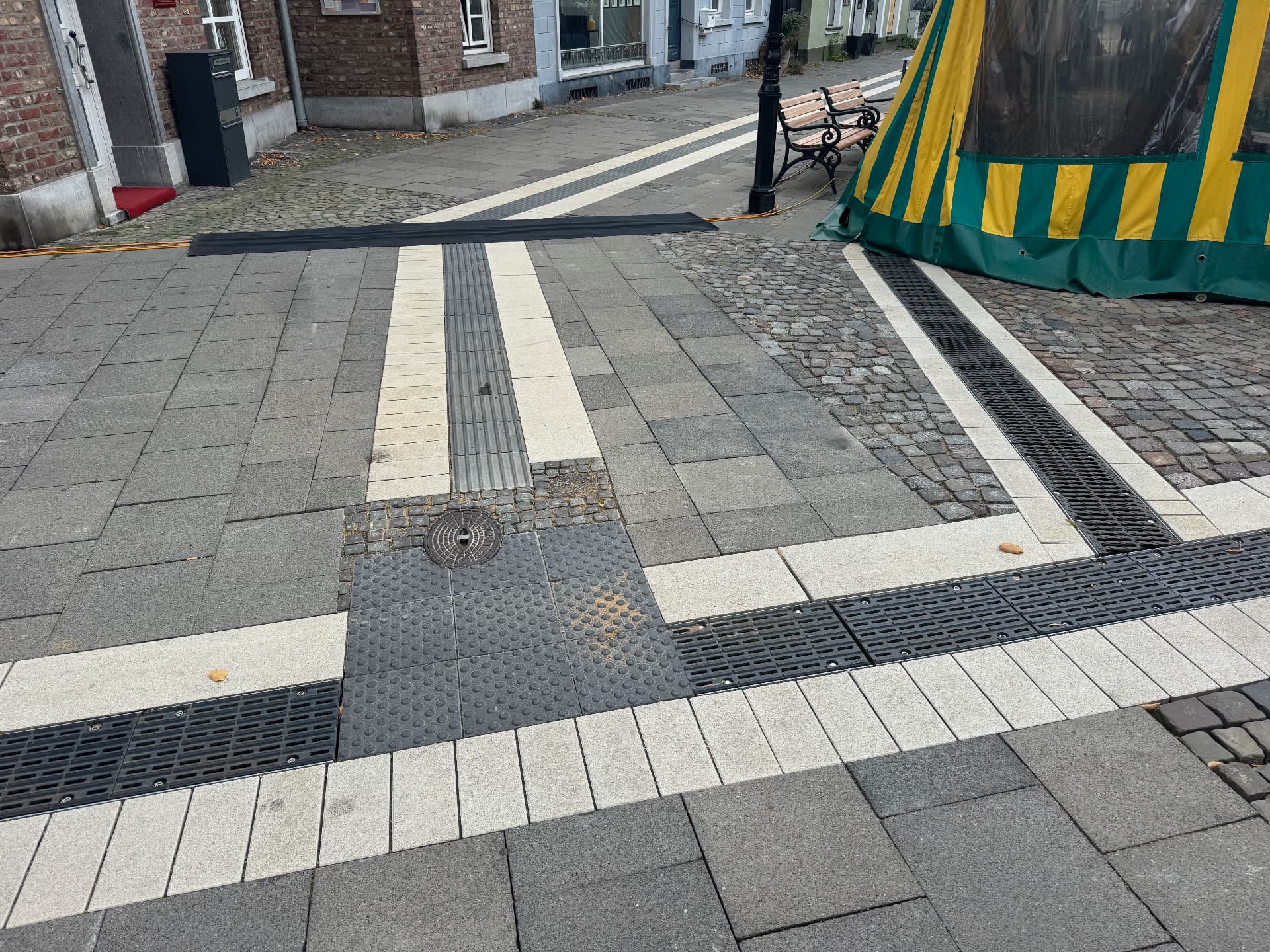 Taktile Leitelemente, helle Bänder und Metallrinnen in der Süchtelner Innenstadt.